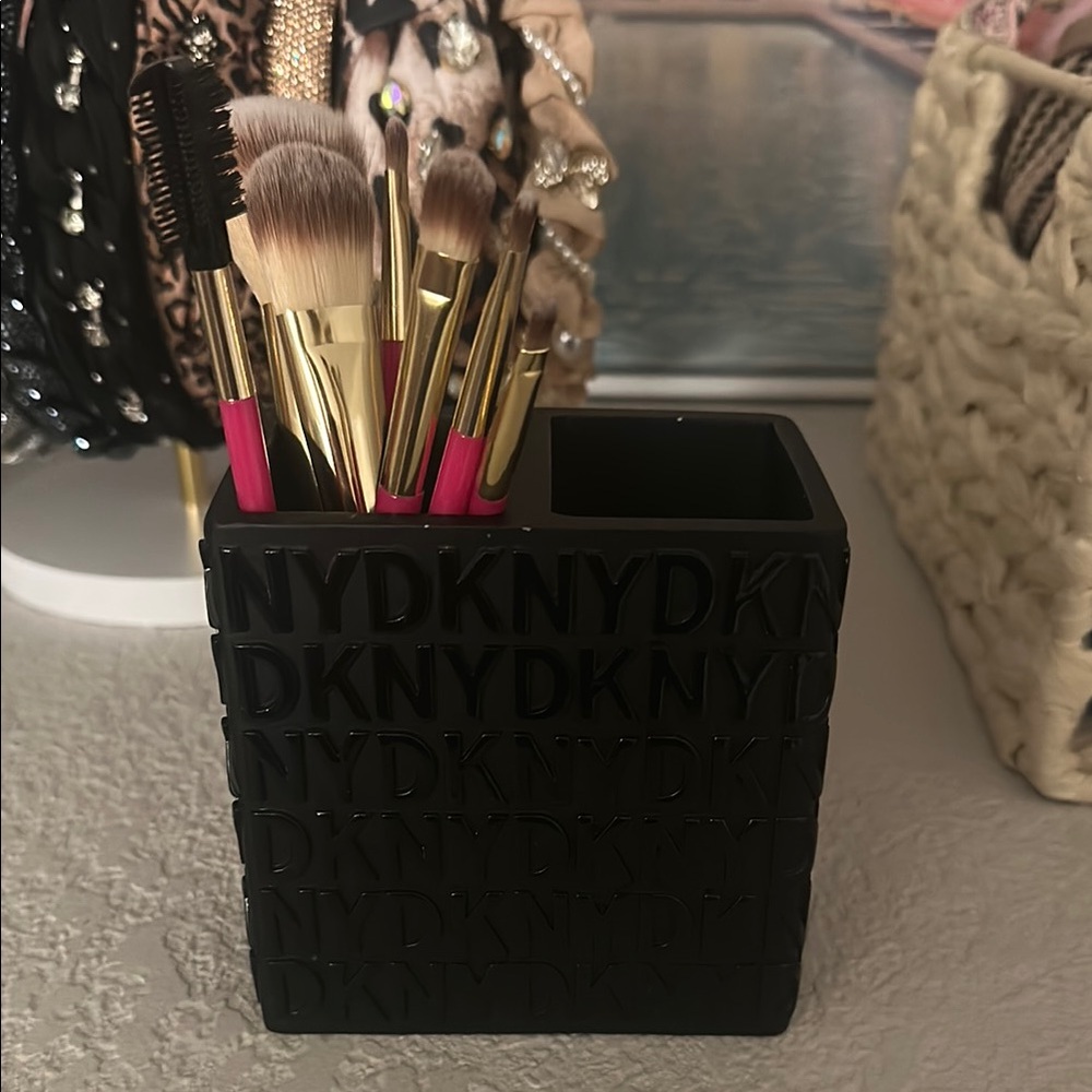 DKNY Black Holder